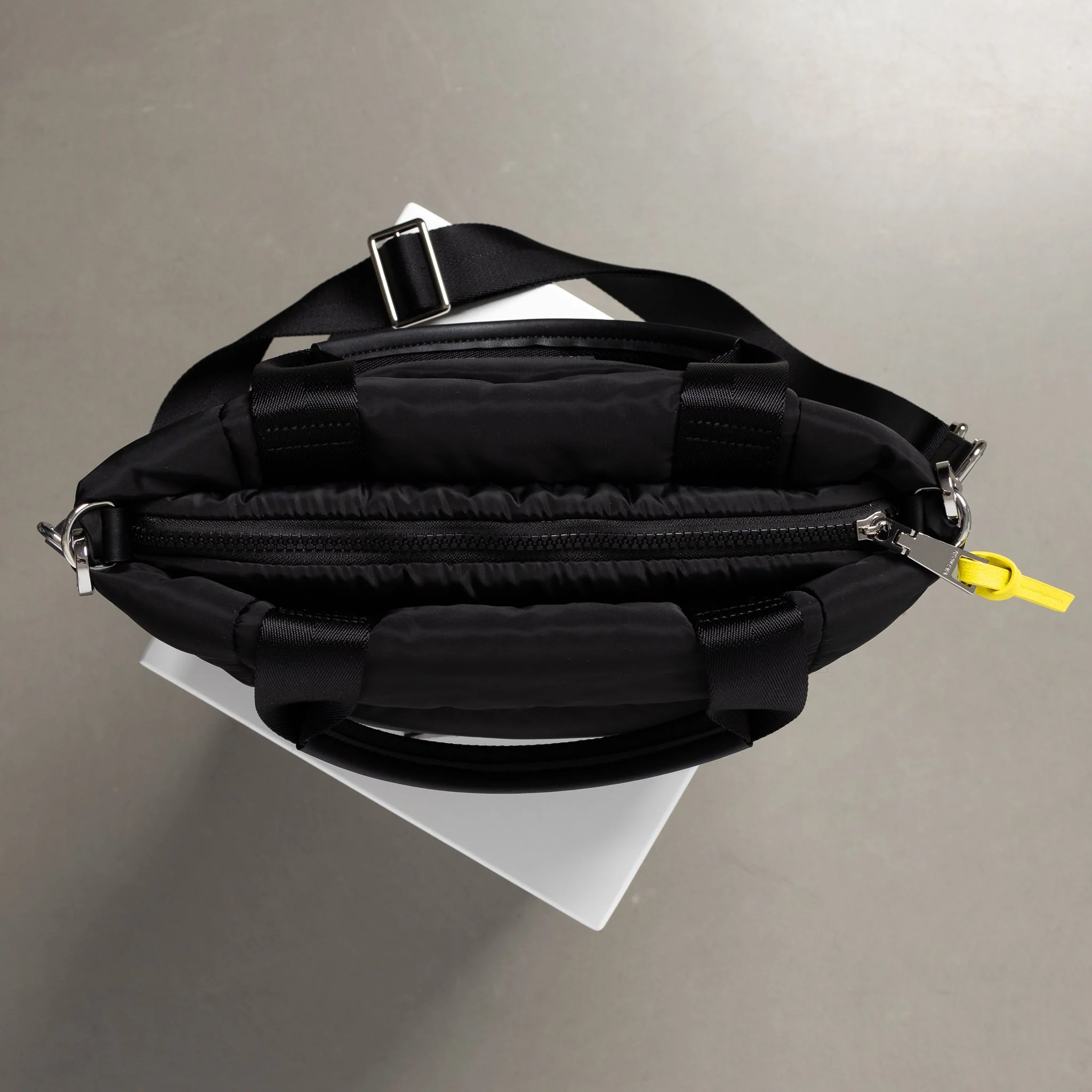 padded tote bag medium + strap basic woven slim - black - Image 10