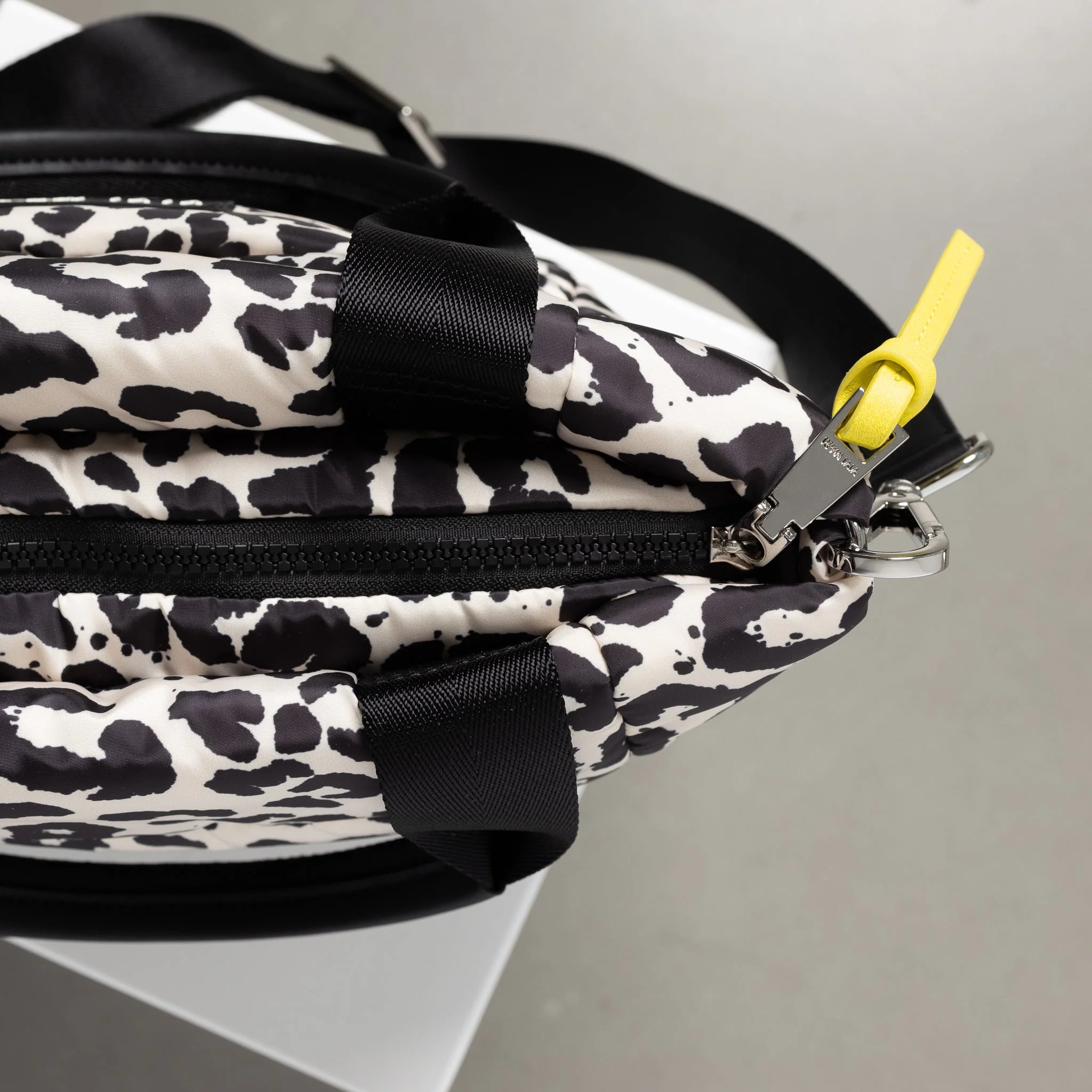 padded tote bag medium + strap basic woven slim - leo splashes black/sand - Image 15